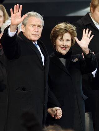 Präsident George W. Bush (USA Republikaner) und First Lady Laura Bush während der Gedenkfeierlichkeiten zum - Veterans Day - in New York -  - NYP20081111301