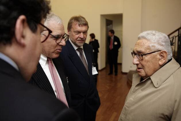 Henry Kissinger (re., USA) und Günther Nonnenmacher (Mitte, Herausgeber Frankfurter Allgemeine Zeitung) anlässlich des - Transatlantischen Forums - in Berlin