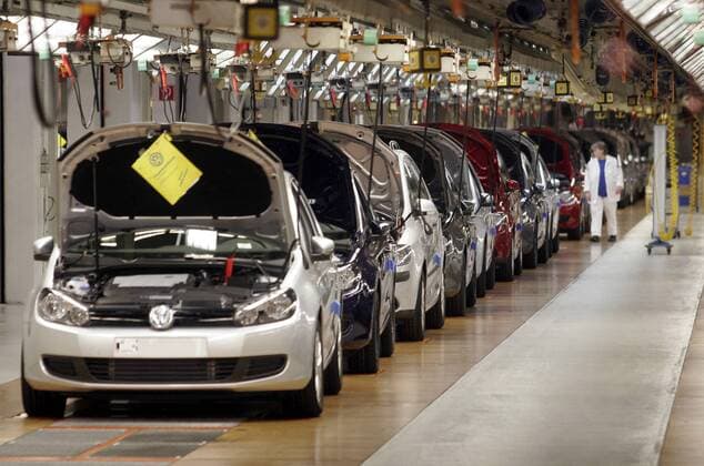 Montagehalle des A6 - Produktion des neuen VW Golf A 6 im Werk der Volkswagen AG in Wolfsburg