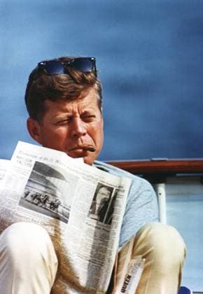 Präsident John F. Kennedy (USA) an Bord der Honey Fitz in Hyannis Port -  (WAX20081121723)