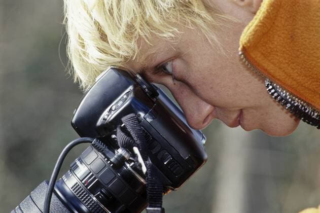  Naturfotografin mit einer Spiegelreflexkamera iblgzs00988463