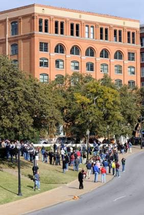 IMAGO History, Ermordung von US-Präsident John F. Kennedy in Dallas, 1963 45. Jahrestag der Ermordung John F. Kennedys in Dallas - Touristen vor der Lagerhalle, aus der die Schüsse abgefeuert wurden -  DAL2008112206