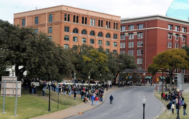 IMAGO History, Ermordung von US-Präsident John F. Kennedy in Dallas, 1963 45. Jahrestag der Ermordung John F. Kennedys in Dallas - Touristen vor der Lagerhalle, aus der die Schüsse abgefeuert wurden -  DAL2008112207