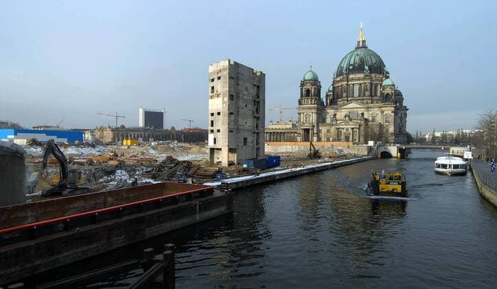 Letzte Reste vom Palast der Republik an der Spree in Berlin