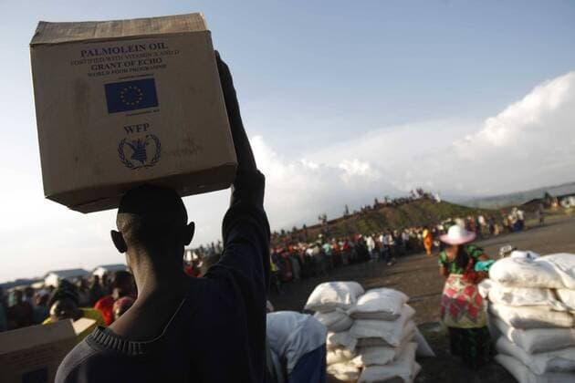 Flüchtlinge transportieren Lebensmittel des World Food Program in einem Flüchtlingslager in Kibati in der Demokratischen Republik Kongo - 