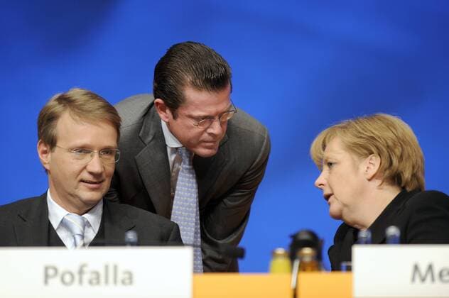 V.l.n.r. Ronald Pofalla (Deutschland CDU-Generalsekretär), Karl Theodor zu Guttenberg CSU-Generalsekretär) und Bundeskanzlerin Angela Merkel (Deutschland CDU) anlässlich des 22. CDU-Parteitages in Stuttgart