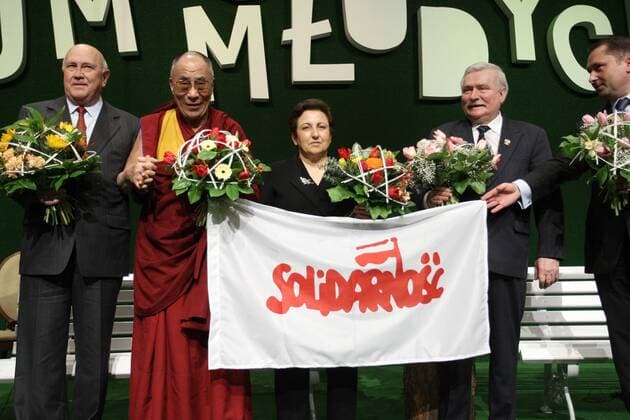 V.l.n.r.: Frederik Willem De Klerk (Südafrika), Dalai Lama (Religiöses Oberhaupt der buddhistischen Tibeter), Shirin Ebadi (Iran) und Lech Walesa (Polen) auf dem Jugendforum in Danzig  EN00195440023