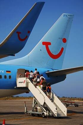 Passagierflugzeug der TUI Airline auf dem Flughafen der Ferieninsel Rhodos
