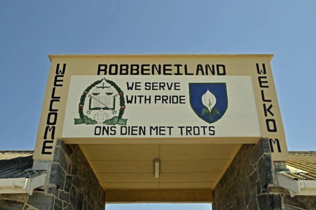  IMAGO History, Ende der Apartheid in Südafrika: 1990-1994 Schriftzug über dem Eingangstor des Gefängnisses auf der ehemaligen Gefängnisinsel - Robben Island - bei Kapstadt (iblwga00979863)