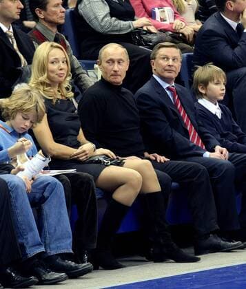Wladimir Putin (Mitte, Russland Premierminister) in weiblicher Begleitung sowie Sergey Ivanov (Russland Vize-Premierminister) anlässlich eines Basketballspiels in Moskau - 