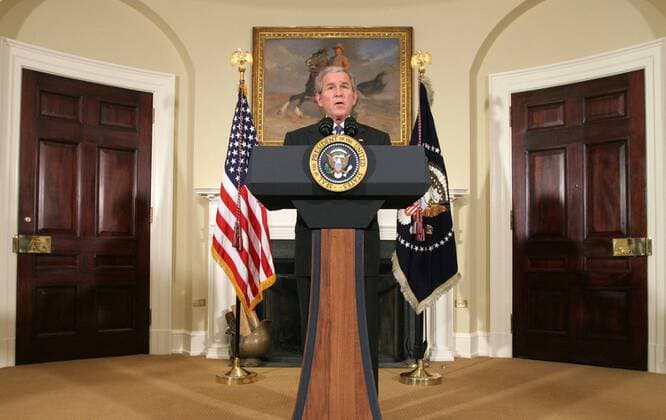 Präsident George W. Bush (USA) vor einem Cowboy-Gemälde während der Bekanntgabe der staatlichen Finanzhilfe für die amerikanische Autoindustrie in Washington -  WAX2008121905