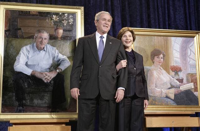 Präsident George W. Bush (USA) und Ehefrau Laura vor ihren gemalten Abbildern in der National Portrait Gallery in Washington -  - WAPG2008121911