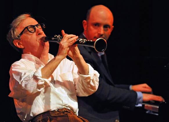 Klarinettist Woody Allen (li.) während eines Konzerts mit seiner New Orleans Jazz Band in Dresden