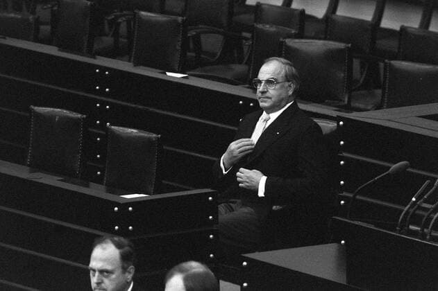 Bundeskanzler Helmut Kohl (Deutschland CDU) auf der Regierungsbank im Bonner Bundestag