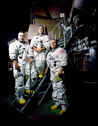 Astronauten James A. Lovell jr. (li.), William Anders (Mitte) und Frank Borman anlässlich eines Fototermins für den ersten bemannten Flug zum Mond mit Apollo 8 im Kennedy Space Center -  (WAX20081224715)