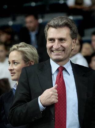 Günther Oettinger (Deutschland CDU Ministerpräsident Baden-Württemberg) mit seiner Freundin Friederike Bayer bei dem Stuttgarter Reitturnier German Masters