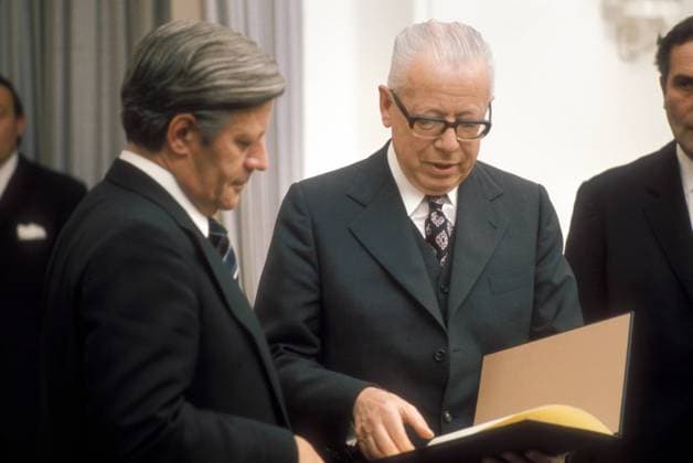 Bundeskanzler Helmut Schmidt (li., Deutschland SPD) erhält die Ernennungsurkunde aus den Händen von Bundespräsident Gustav Heinemann (Deutschland SPD) in Bonn