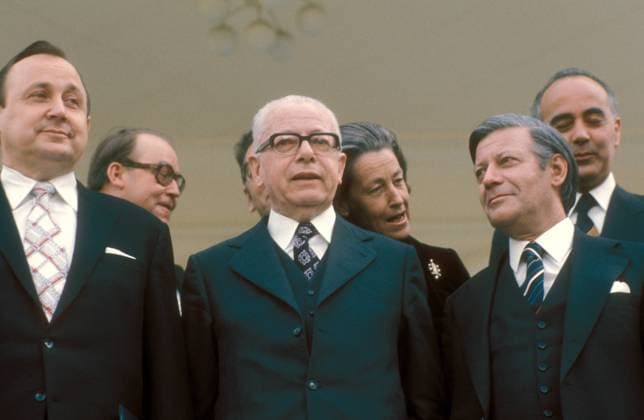 Bundespräsident Gustav Heinemann (Mitte, Deutschland SPD), Bundeskanzler Helmut Schmidt (re., Deutschland SPD) und Außenminister Hans Dietrich Genscher (li., Deutschland FDP) in Bonn