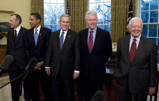 Präsident George W. Bush (Mitte, USA) mit Amtsnachfolger Barack Obama (2.v.re., USA Demokraten) und Amtsvorgängern Bill Clinton (2.v.li.) und Jimmy Carter (li., beide USA Demokraten) sowie George H.W. Bush sen. (re., USA Republikaner) in Washington D.C. - erstmals seit 1981 sind mit dem gegenwärtigen und dem künftigen Präsidenten alle noch lebenden Amtsvorgänger versammelt im Oval Office des Weißen Hauses  WAX20090107232