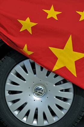  Chinesische Fahne über einem VW Passat: Menschenrechtler fordern Engagement vom VW-Konzern für die Freilassung inhaftierter Tibeter, Wolfsburg -iblwga01019234