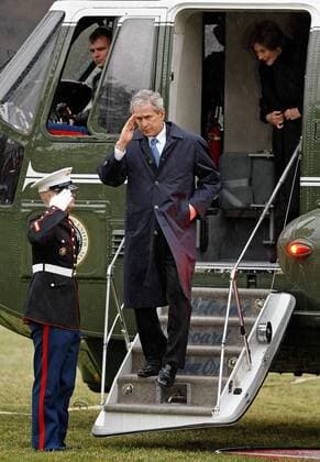 Präsident George W. Bush (USA) steigt aus der Marine One in Washington DC anlässlich eines Besuchs in Norfolk - dahinter seine Frau Laura Bush -  (wax20090110216)