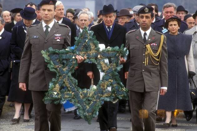 Präsident Chaim Herzog (Mitte, Israel) und Präsident Richard von Weizsäcker (hinten li., Deutschland CDU) anlässlich einer Kranzniederlegung in der KZ-Gedenkstätte Bergen Belsen