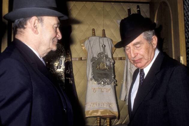 Präsident Chaim Herzog (re., Israel) im Museum der Synagoge von Worms