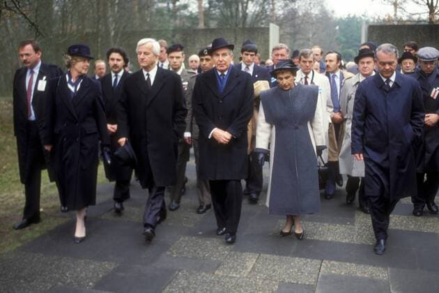Präsident Chaim Herzog (3.v.re., Israel) mit Ehefrau Ora (2.v.re.) und Präsident Richard von Weizsäcker (Deutschland CDU) mit Ehefrau Marianne (li.) sowie Ernst Albrecht (re., Deutschland CDU Niedersachsen) in der KZ Gedenkstätte Bergen-Belsen