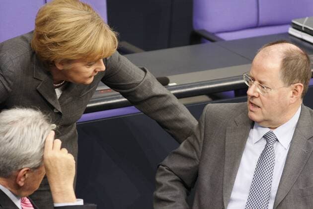 Bundeskanzlerin Angela Merkel (Deutschland CDU) und Finanzminister Peer Steinbrück (Deutschland SPD) anlässlich der Regierungserklärung zum Konjunkturprogramm im Bundestag in Berlin