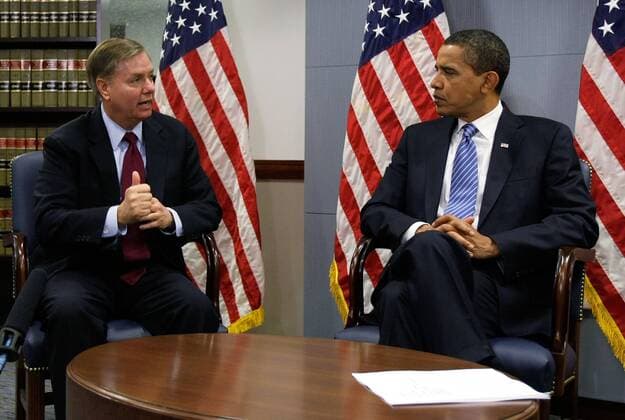 Lindsey Graham (li. USA Republikaner Senator South Carolina) und designierter Präsident Barack Obama (USA Demokraten) anlässlich einer Pressekonferenz in Washington -  - WAX20090114713