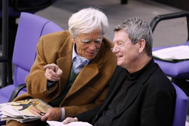 Hans-Christian Ströbele (li. Deutschland Bündnis 90 Die Grünen) und Wolfgang Wieland (Deutschland Bündnis 90 Die Grünen) anlässlich der Regierungserklärung zum zweiten Konjunkturpaket im Bundestag in Berlin