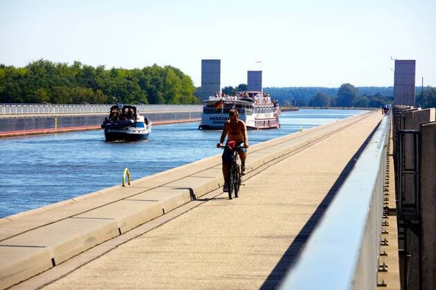 Trogbrücke am Wasserstraßenkreuz Elbe-Mittellandkanal nahe Magdeburg