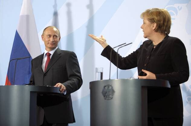 Premierminister Wladimir Putin (Russland) und Bundeskanzlerin Angela Merkel (Deutschland CDU) während einer Pressekonferenz in Berlin