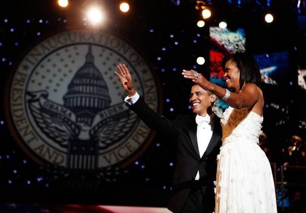 Präsident Barack Obama (USA) neben seiner Frau Michelle (Ballkleid von Jason Wu) während des - Neighborhood Inaugural Ball - anlässlich der feierlichen Vereidigung Obamas zum 44. Präsidenten der Vereinigten Staaten von Amerika in Washington DC -  (wax20090121214)