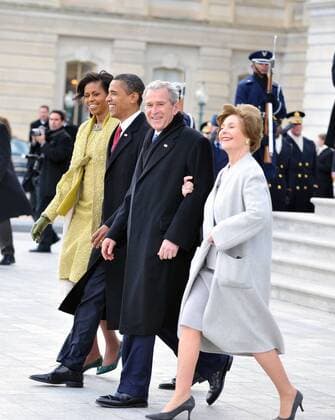 George W. Bush (re., USA) und seine Ehefrau Laura bei ihrem Abgang begleitet von Präsident Barack Obama (USA) und seiner Ehefrau Michelle (li.) nach der Vereidigung in Washington D.C.  (WAX20090120736)