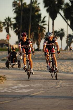 Rennradfahrer unterwegs auf ihren Rädern in Venice Beach, Los Angeles
