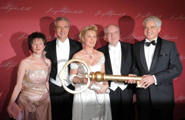 Stanislaw Tillich (2.v.l., Deutschland CDU Ministerpräsident Sachsen) mit Ehefrau Veronika (li.), Helma Orosz (Deutschland CDU Oberbürgermeisterin Dresden), Gerd Uecker (2.v.r., Intendant Semperoper) und Hans-Joachim Frey (Vorsitzender Semperopernball e.V.) anlässlich des Opernballs in Dresden