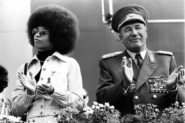 Berühmte Feministinnen, Angela Davis Bürgerrechtlerin Angela Yvonne Davis neben General Heinz Hoffmann (Deutsche Demokratische Republik Minister für Nationale Verteidigung) anlässlich der Weltjugendspiele in Berlin Ost