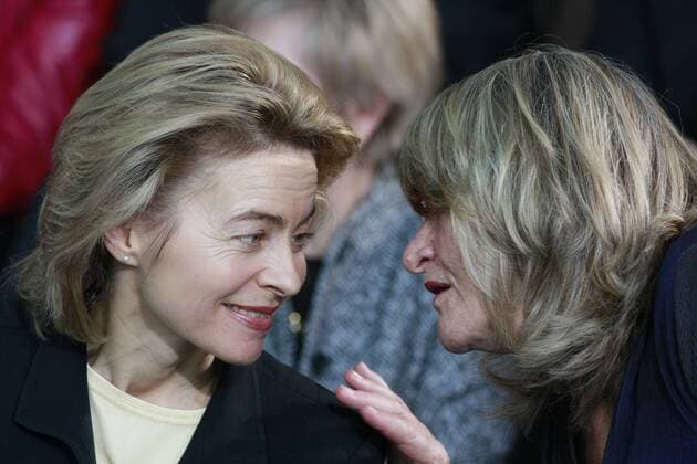 Familienministerin Ursula von der Leyen (li., Deutschland CDU) und Journalistin Alice Schwarzer während einer Matinee zum Jubiläum - 90 Jahre Frauenwahlrecht - in Berlin