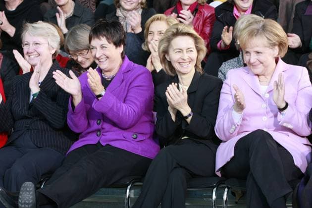 Bundeskanzlerin Angela Merkel (re., Deutschland CDU), Familienministerin Ursula von der Leyen (2.v.re., Deutschland CDU), Justizministerin Brigitte Zypries (2.v.li., Deutschland SPD) und Bildungsministerin Annette Schavan (Deutschland CDU) applaudieren während einer Matinee zum Jubiläum - 90 Jahre Frauenwahlrecht - in Berlin