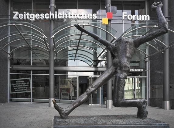  Skulptur - der Jahrhundertschritt - von Wolfgang Mattheuer am Eingang des Zeitgeschichtlichen Forum in Leipzig(iblsbe010651212)