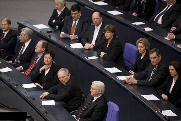 Kabinett gedenkt den Holocaustopfern - Erste Reihe - v.l.n.r. Arbeitsminister Olaf Scholz (Deutschland SPD), Wirtschaftsminister Michael Glos (Deutschland CSU), Finanzminister Peer Steinbrück (Deutschland SPD), Justizministerin Brigitte Zypries (Deutschland SPD), Innenminister Dr. Wolfgang Schäuble (Deutschland CDU) und Außenminister Frank-Walter Steinmeier (Deutschland SPD) - Hintere Reihe v.l.n.r. Bildungsministerin Annette Schavan (Deutschland CDU), Umweltminister Sigmar Gabriel (Deutschland SPD), Verkehrsminister Wolfgang Tiefensee (Deutschland SPD), Gesundheitsministerin Ulla Schmidt (Deutschland SPD), Familienministerin Ursula von der Leyen (Deutschland CDU), Verteidigungsminister Franz Josef Jung (Deutschland CDU) und Landwirtschaftsministerin Ilse Aigner (Deutschland CSU) während einer Gedenkveranstaltung für die Opfer des Nationalsozialismus im Deutschen Bundestag in Berlin