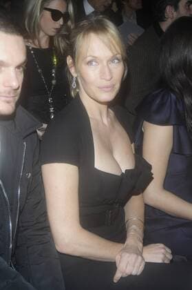 Model Estelle Lefebure anlässlich der Modenschau des Designers Christian Dior während der Fashion Week 2009 in Paris - 