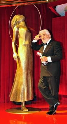 Schauspieler Mario Adorf mit Trophäe anlässlich des Deutschen Entertainmentpreises - DIVA Award 2009 - in München