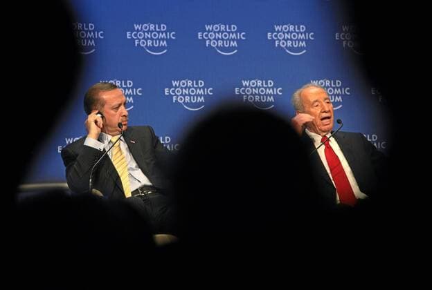 Premierminister Recep Tayyip Erdogan (li., Türkei) und Präsident Shimon Peres (Israel) während des Weltwirtschaftsforums in Davos - 