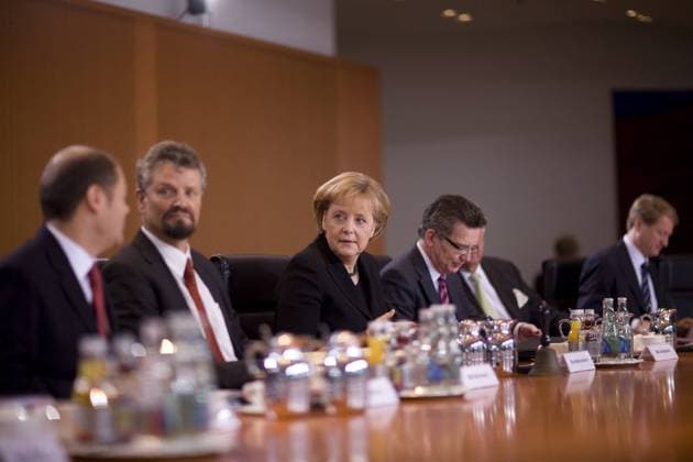 V.l.n.r.: Olaf Scholz (Deutschland SPD Arbeitsminister), Gernot Erler (Deutschland SPD Staatsminister Auswärtiges Amt), Angela Merkel (Deutschland CDU Kanzlerin), Thomas de Maiziere (li. Deutschland CDU Kanzleramtschef) und Ulrich Wilhelm (Deutschland CDU Regierungssprecher) anlässlich einer Kabinettssitzung in Berlin