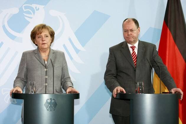 Peer Steinbrück (Deutschland SPD Finanzminister) und Bundeskanzlerin Angela Merkel (Deutschland CDU) während einer Pressekonferenz zum Thema - Neue Finanzarchitektur - in Berlin
