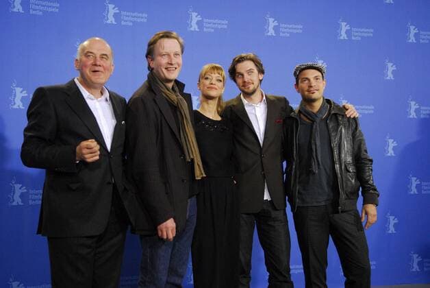 Pressetermin Hilde - v.l.n.r.: Schauspieler Hanns Zischler, Regisseur Kai Wessel, Heike Makatsch, Dan Stevens und Sänger Roger Cicero anlässlich eines Pressetermins zu dem Film - Hilde - während der 59. Internationalen Filmfestspiele in Berlin