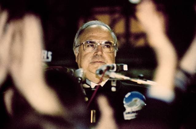 Bundeskanzler Helmut Kohl (Deutschland CDU) während einer Rede zum Fall der Berliner Mauer vor dem Rathaus Schöneberg in Berlin-West - iblnom01063021