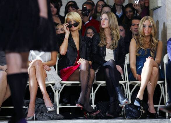 V.l.n.r.: Paris Hilton und Schwester Nicky Hilton mit Schauspielerin Amanda Bynes während der Präsentation der Herbst-Kollektion von Jill Stewart anlässlich der Mercedes Benz Fashion Week in New York -  - NYP20090216121